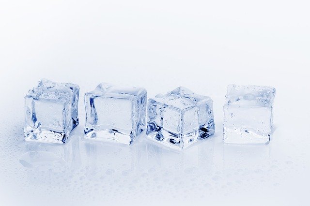 ice-cubes-3506781_640